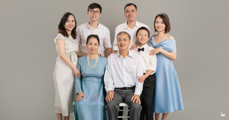 Nên chụp ảnh đại gia đình ở studio hay tại nhà? Câu trả lời không đơn giản như bạn nghĩ – ảnh 4