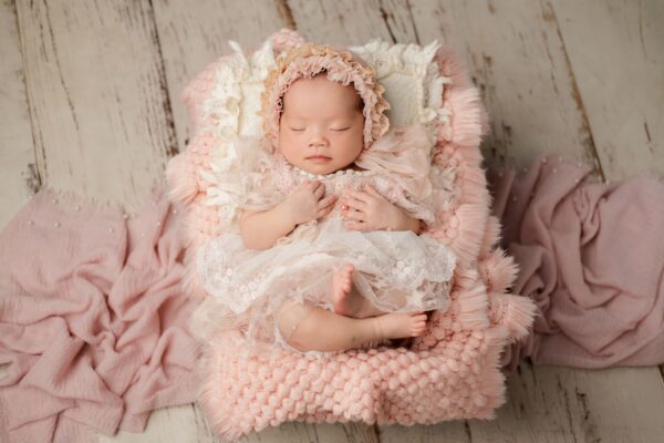 Trang phục chụp ảnh sơ sinh: Vì sao studio ưu tiên đồ len, cotton, sợi mềm? – ảnh 2