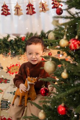 Chụp Noel quán cà phê và studio: Ba mẹ nên chọn cách nào? – ảnh 2