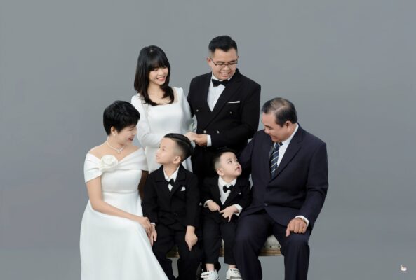 Nên chụp ảnh đại gia đình ở studio hay tại nhà? Câu trả lời không đơn giản như bạn nghĩ – ảnh 2